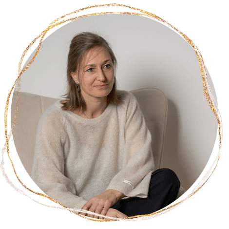 Johanna sitzt im Sessel und hört aufmerksam zu.