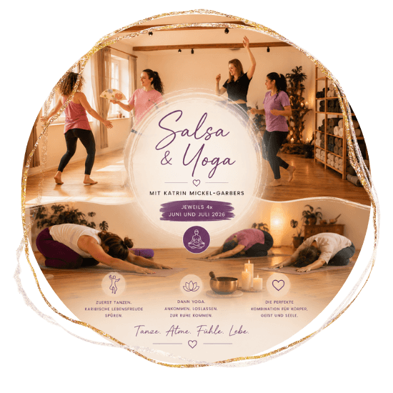 Frauen tanzen Salsa und praktizieren Yoga gemeinsam im Kursraum