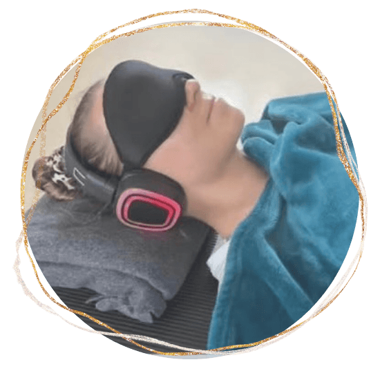 Frau liegt entspannt mit Schlafmaske und Kopfhörern während einer SMT Breathwork Session